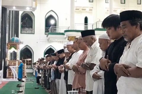 Tunggu hasil isbat, warga Ternate mulai shalat tarawih larut malam