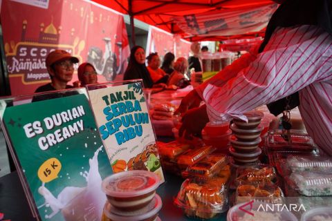 Berburu takjil jelang buka puasa di berbagai daerah