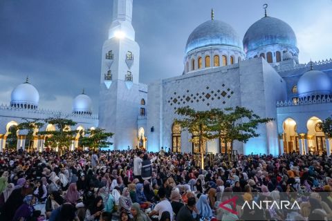 Badan Pengelola Masjid Raya Syeikh Zayed sediakan 7.000 paket takjil setiap hari