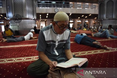 Masjid Istiqlal menjadi lokasi favorit warga menunggu waktu berbuka puasa