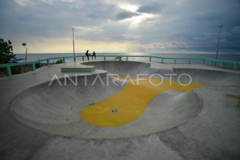 Ngabuburit di Pantai Padang