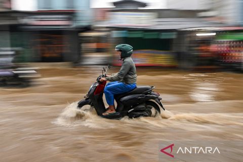 Dua hari diterpa hujan lebat, Depok dan sekitarnya terendam banjir