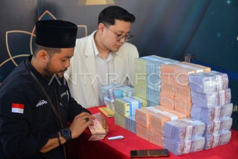 Pelayanan penukaran uang baru di Padang