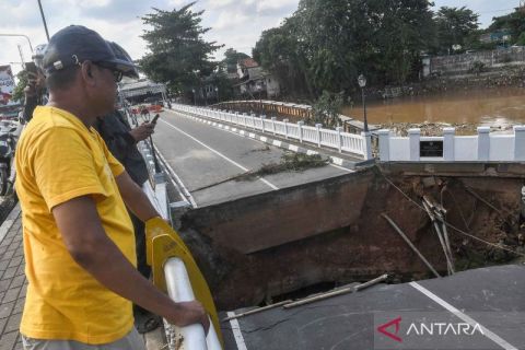 Jembatan amblas akibat tergerus luapan Kali Bekasi