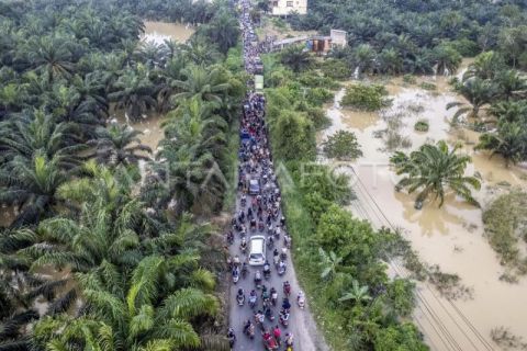 Kemacetan di jalan alternatif Padang-Tebo