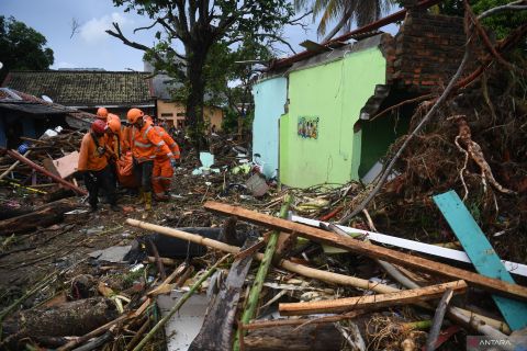 Evakuasi korban meninggal akibat banjir bandang Sukabumi