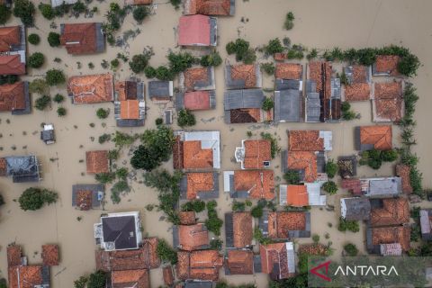 Banjir masih merendam kawasan Telukjambe Karawang Jawa Barat