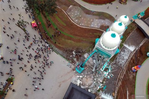 Pembongkaran objek wisata Hibisc Fantasy Puncak