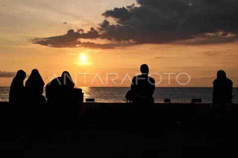 Menunggu waktu berbuka puasa di Pantai Ampenan Mataram