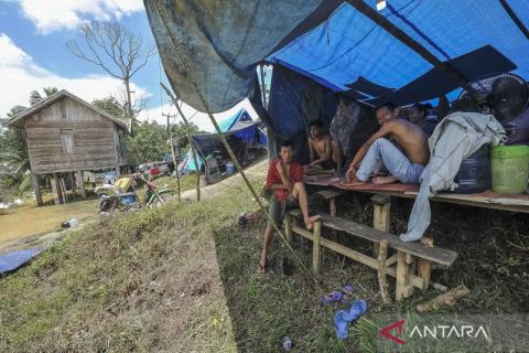 Warga terdampak banjir Tebo mengungsi di tenda darurat