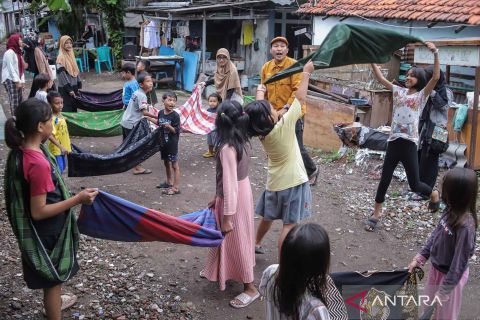 Menunggu waktu berbuka puasa diisi dengan kegiatan permainan tradisional