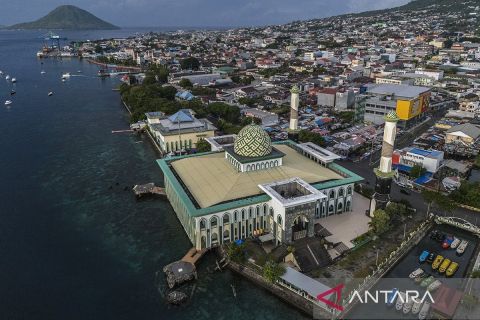 Masjid Raya Al-Munawwar, ikon Kota Ternate, menjadi destnasi wisata religi
