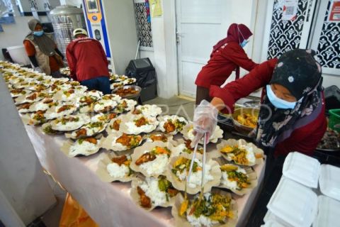 Takjil gratis di Masjid Al Hakim Padang