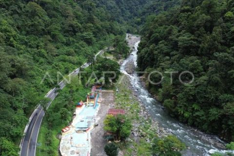 Bangunan ilegal di kawasan Lembah Anai