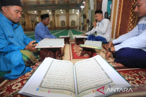 Umat Islam di Aceh Barat manfaatkan waktu puasa dengan bertadarus dan berdzikir