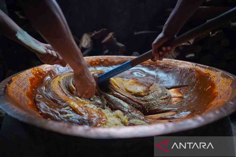Produksi dodol betawi untuk tradisi rantangan saat Lebaran