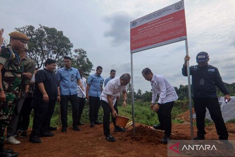 Diduga merusak lingkungan lahan dan bangunan di kawasan Gunung Geulis  Bogor disegel