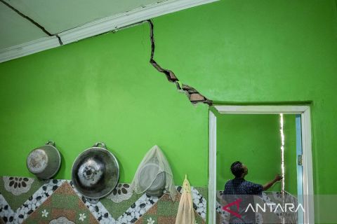 Tanah bergerak, puluhan warga Kampung Patrol, Bandung Barat, terpaksa mengungsi