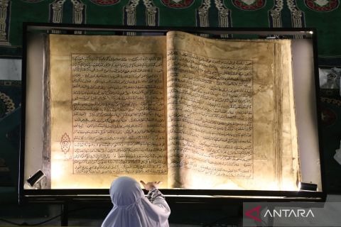 Masjid Al Akbar Surabaya pamerkan Al Quran kuno tulisan tangan warisan ulama nusantara