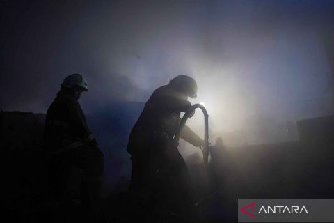 Puluhan kios hangus terbakar di Pasar Poncol
