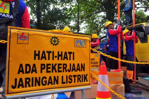 Pemeriksaan alat kerja PLN untuk pengamanan pasokan listrik jelang Lebaran