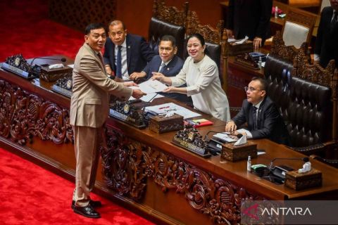 Rapat Paripurna DPR mengesahankan RUU TNI menjadi UU