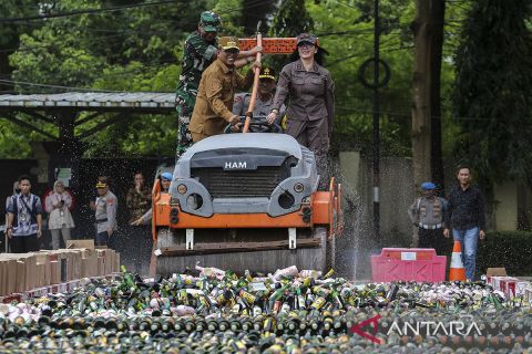 Jaga ketertiban bulan Ramadhan, Polda Banten musnahkan ribuan botol minuman keras