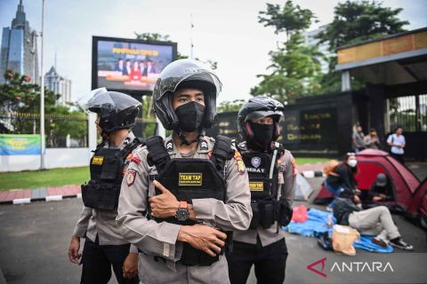 Pengunjukrasa mendirikan tenda saat melakukan demonstrasi di depan pintu DPR