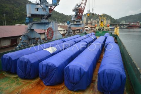 Kedatangan 12 unit kereta di Padang