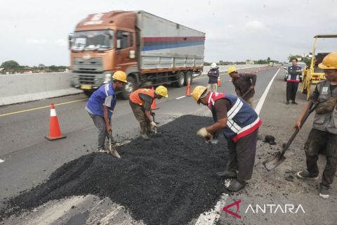 Pengaspalan jalan berlubang di Tol Pemalang-Batang jelang arus mudik Lebaran