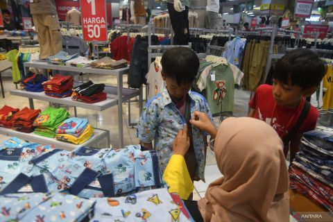 Berbagi saat Ramadhan dengan mengajak anak yatim belanja kebutuhan Lebaran