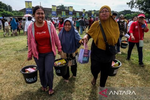 Komunitas Solo Bersama Selamanya bagikan 10.000 bingkisan Lebaran kepada masyarakat
