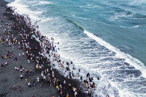 Upacara Melasti rangkaian perayaan Hari Raya Nyepi di Pantai Watu Pecak Lumajang