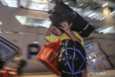 Buruh angkut barang penumpang kapal laut saat mudik Lebaran di Ternate