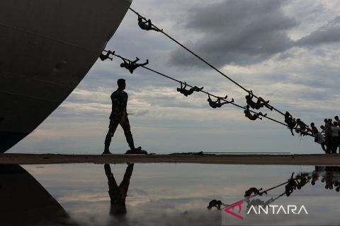 Aksi nekat pedagang asongan panjat tali untuk jualan di atas kapal