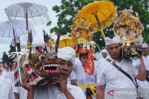 Menyucikan diri dari energi negatif dengan upacara Melasti jelang Nyepi di Tanah Lot Bali