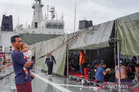 KRI Banjarmasin angkut ribuan pemudik dari Jakarta ke Jateng dan Jatim