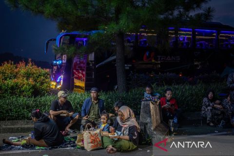 Pemudik berbuka puasa di tengah perjalanan menuju kampung halaman