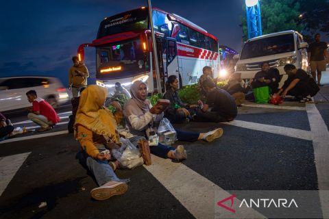 Pemudik berbuka puasa di tengah perjalanan ke kampung halaman