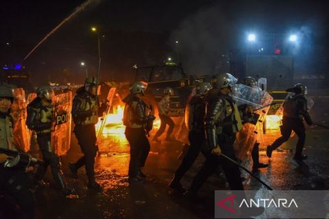 Polisi bubarkan pengunjuk rasa di depan gedung DPR