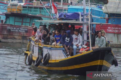 Warga Pulau Gili Ketapang gelar tradisi Toron Petolekoran untuk belanja Lebaran