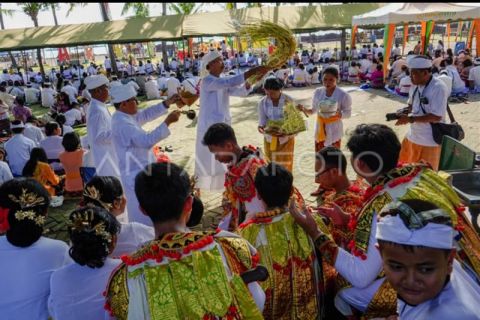 FOTO - Upacara Melasti di Pantai Akkarena Makassar