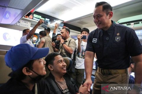 Menko AHY tinjau arus mudik di Stasiun Pasar Senen