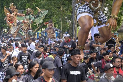 Pawai ratusan ogoh-ogoh jelang Nyepi di Mataram