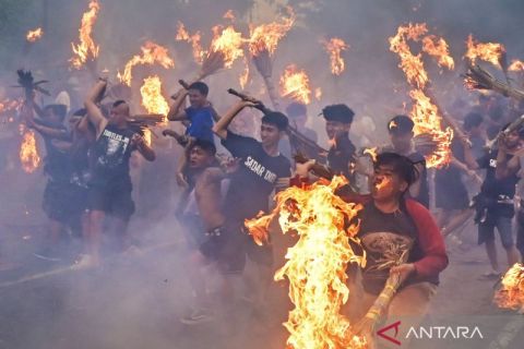 Tradisi perang api sambut perayaan Nyepi di Mataram
