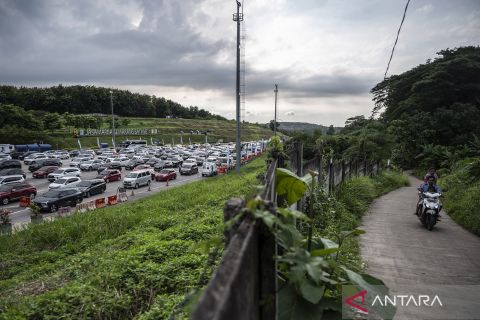 Volume kendaraan pada H-2 Lebaran di Gerbang Tol Kalikangkung