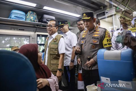 Menko PMK meninjau arus mudik di Stasiun Gambir