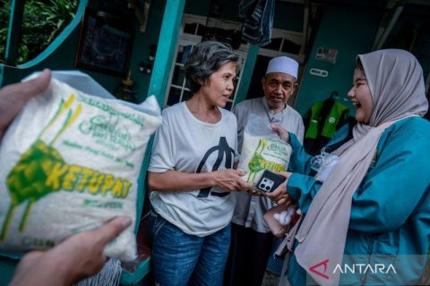 Berkah Idul Fitri, Masjid Agung Al-Ittihad salurkan zakat fitrah beras dan uang tunai ke warga Tangerang
