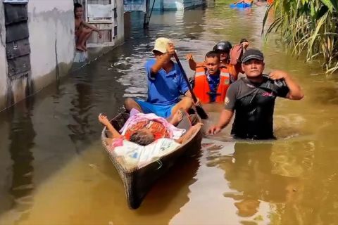 Banjir di Pekanbaru, tim gabungan evakuasi warga lansia yang sakit