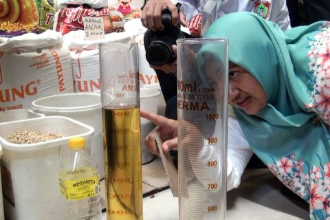 Satgas Pangan Kalteng tera ulang MinyaKita di pasar tradisional